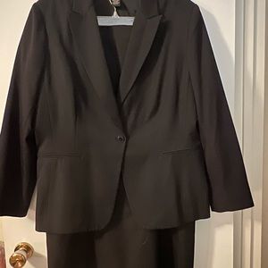 Black Haggar lined women’s suit. Skirt & jacket